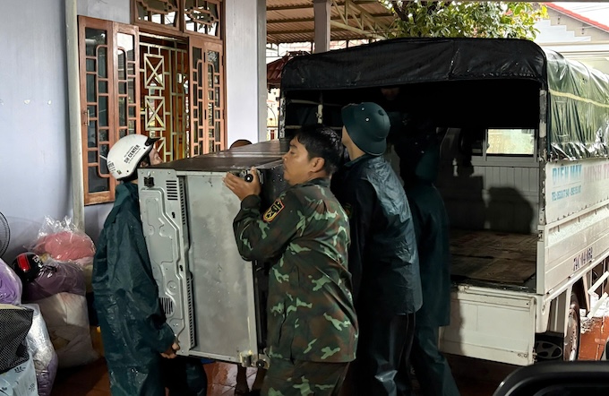Lực lượng Ban Chỉ huy quân sự xã Lao Bảo hỗ trợ người dân di dời tài sản vào sáng 13.9. Ảnh: UBND xã Lao Bảo
