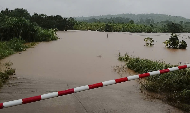 Một điểm ngập sâu đoạn qua xã Lìa đã được rào chắn, ngăn người dân qua lại vào sáng 13.9. Ảnh: UBND xã Lìa