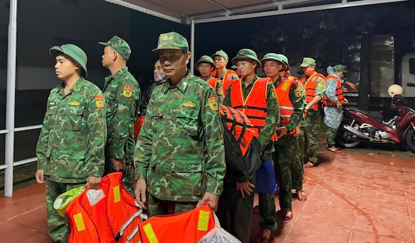Lực lượng Đồn Biên phòng cửa khẩu quốc tế Lao Bảo ra quân hỗ trợ di dời tài sản và người dân lúc 3h ngày 13.9. Ảnh: UBND xã Lao Bảo