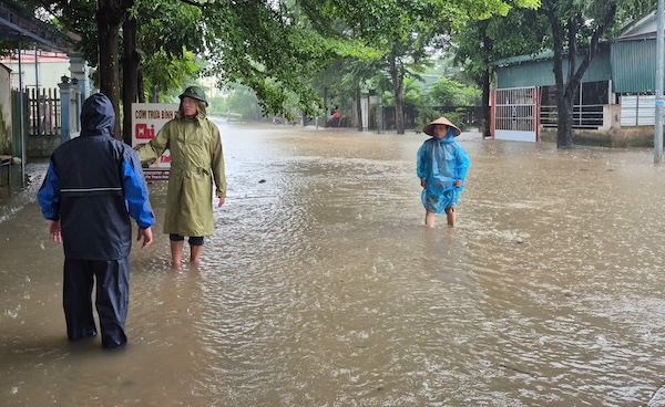 Après de fortes pluies, le niveau de la rivière a monté, provoquant des inondations dans les zones résidentielles et les routes. Sur la photo, les dirigeants du Comité populaire de la commune de Lao Bảo inspectent la situation des inondations le matin du 13 septembre. Photo: Comité populaire de la commune de Lao Bảo