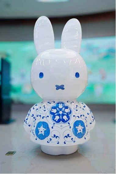 Gốm sứ Trung Quốc áp dụng kỹ thuật chạm khắc hoa văn thủ công lên các sản phẩm nghệ thuật đương đại phục vụ giới trẻ. Ảnh: Xinhua