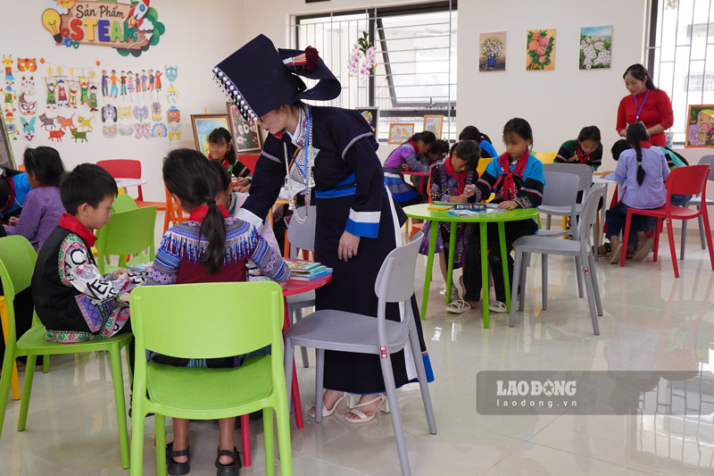 Lao Cai requests priority to ensure textbooks for highland, remote, and disadvantaged students. Photo: Dinh Dai taken on September 5th