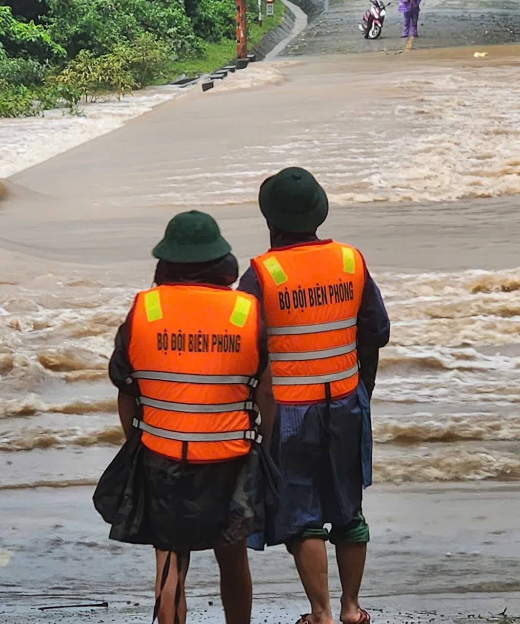Lực lượng chức năng có mặt tại hiện trường để canh gác tại các điểm ngập. Ảnh: UBND xã Kim Ngân cung cấp ngày 13.9