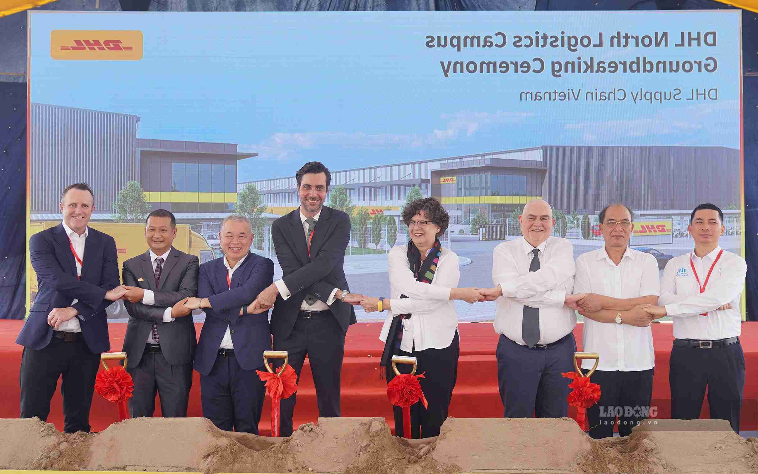 DHL leaders and delegates perform the groundbreaking ceremony of the Logistics Complex in Hung Yen. Photo: Mai Huong