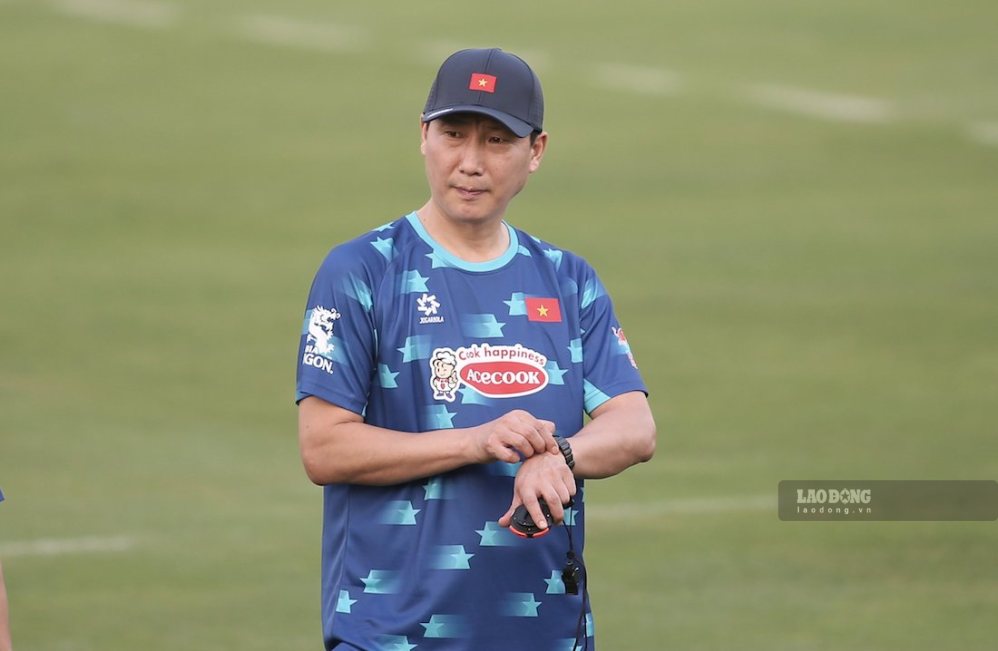 El entrenador Kim Sang-sik regresará a Vietnam el 16 de septiembre para prepararse para la concentración con la selección vietnamita. Foto: Minh Dân