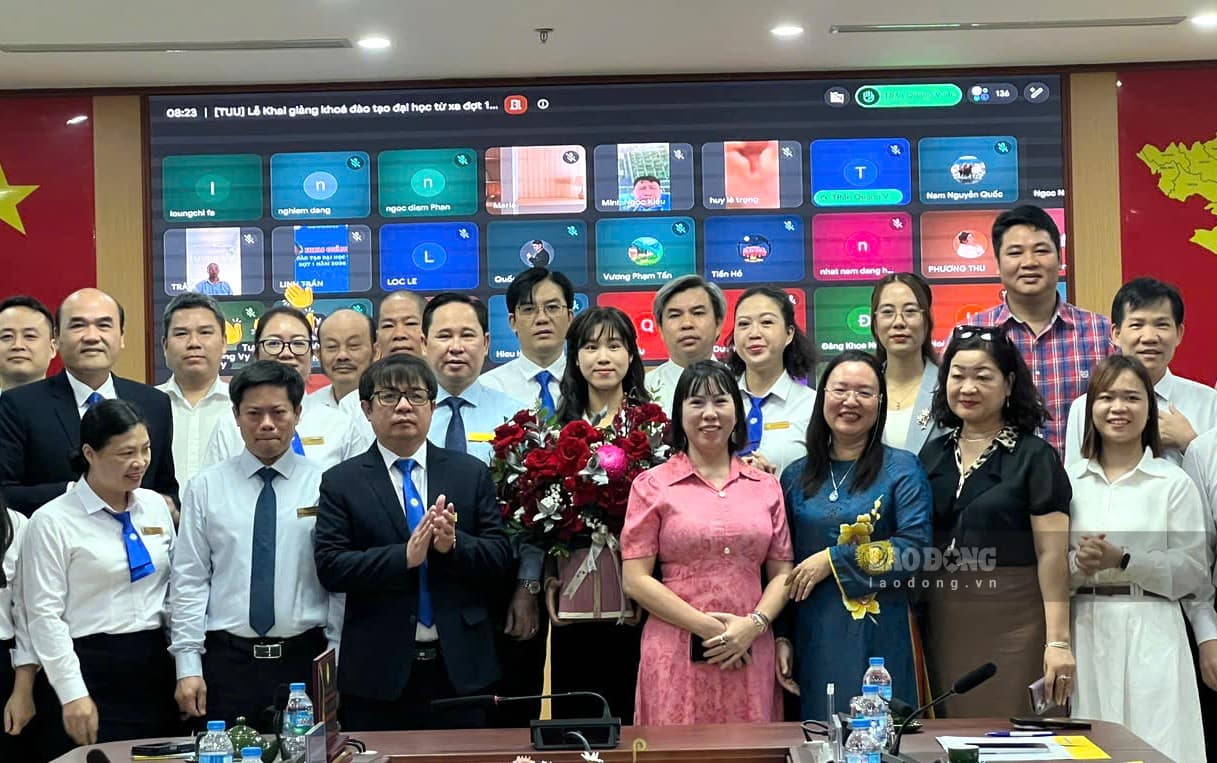 Teachers of Trade Union University and AUM Vietnam Training Service Consulting Joint Stock Company - the unit accompanying the school in the process of organizing the training program - take souvenir photos at the Opening Ceremony. Photo: Minh Huong.