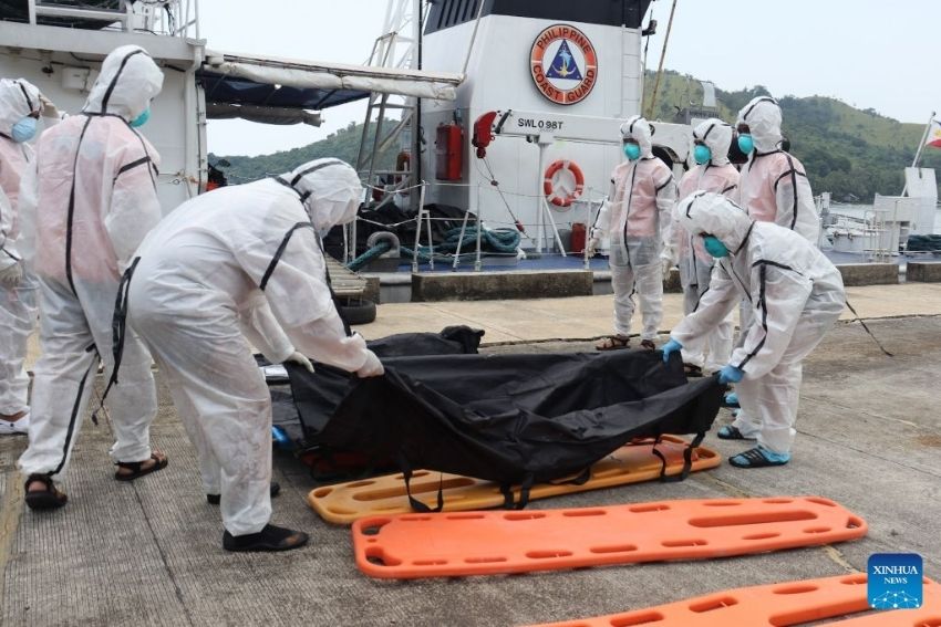 Rescuers move bodies of victims found from the wreckage of a burned ferry in Palawan province (Philippines) on September 12, 2026. Photo: Xinhua
