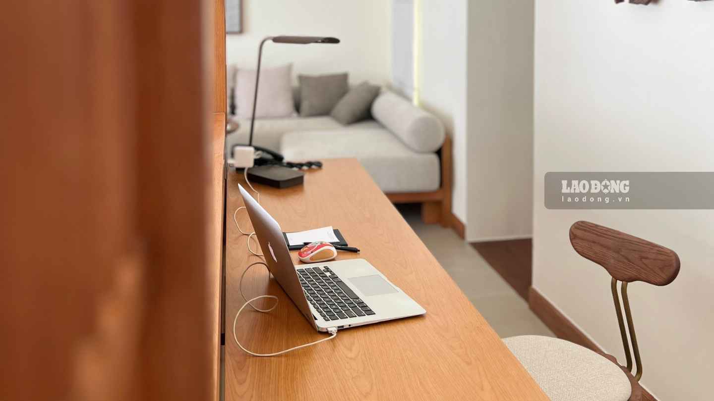 Scientific desk design helps create a comfortable feeling when working. Photo: Ha May