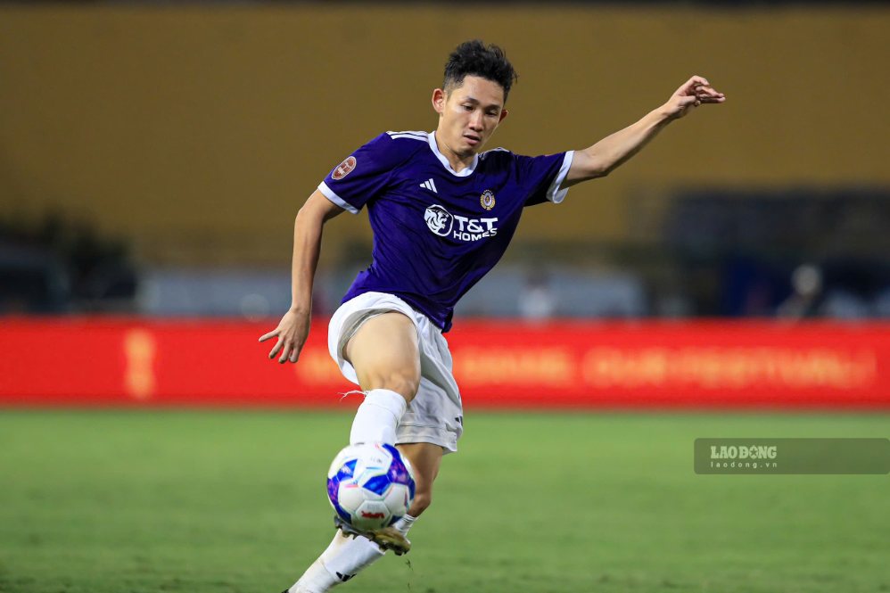 Tiền vệ Hai Long thất vọng trước màn thể hiện của Hà Nội FC. Ảnh: Minh Dân