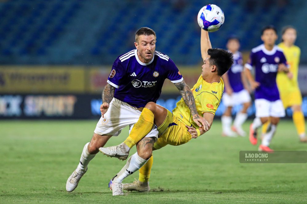 Hanoi FC lost to Song Lam Nghe An 1-4 in round 2 of V.League. Photo: Minh Dan