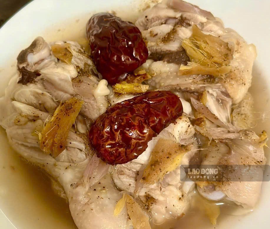 Un plato de pollo estofado con manzanas rojas puede ayudar a dormir bien y es bueno para el hígado. Foto: Quang Minh.