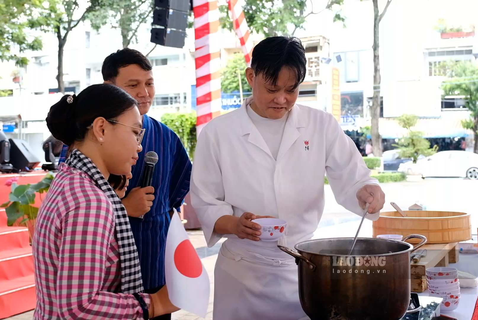 Đầu bếp Ogarane Tsuyoshi (Bếp trưởng Nhà hàng Sushi Kizuna tại TP Hồ Chí Minh) trực tiếp chế biến, hướng dẫn cách ướp lươn và xiên vịt nướng kiểu Yakitori từ những nguyên liệu quen thuộc của Việt Nam. Ảnh: Mỹ Ly (chụp ngày 12.9.2026)