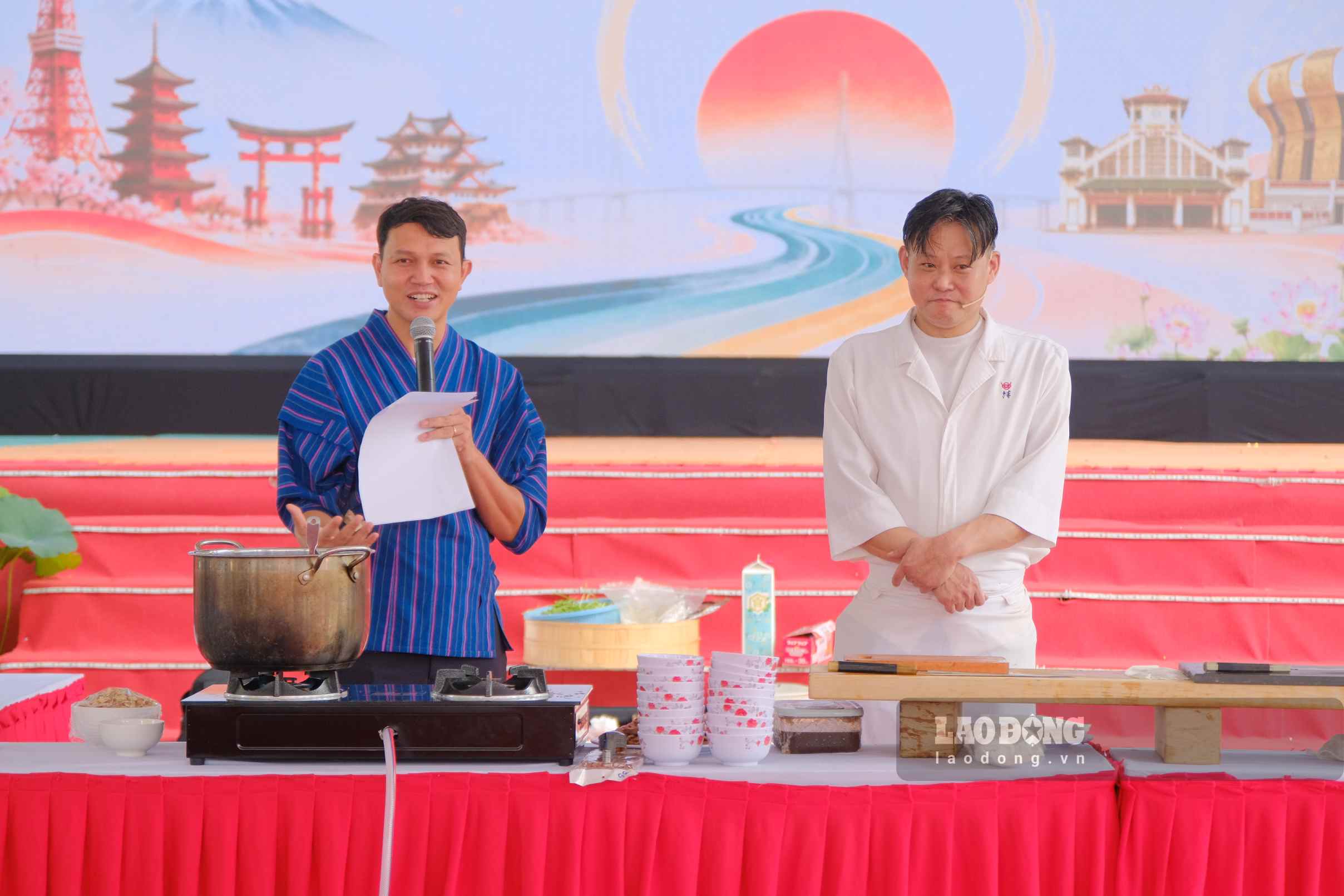 Chef Ogarane Tsuyoshi (white shirt) participates in the Vietnam - Japan Cultural and Trade Exchange Program 2026. Photo: Han Nghien
