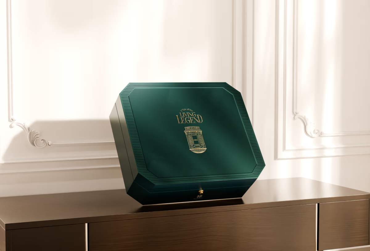 Mid-Autumn cake box priced at nearly 11 million VND of Sofitel Legend Metropole Hanoi. Photo: Hotel provided