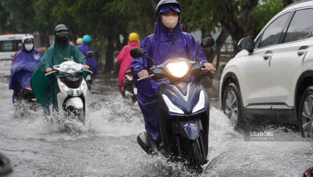 La région de Hô Chi Minh-Ville connaît de fortes pluies accompagnées de marées hautes aujourd'hui. Photo: Thái Bảo