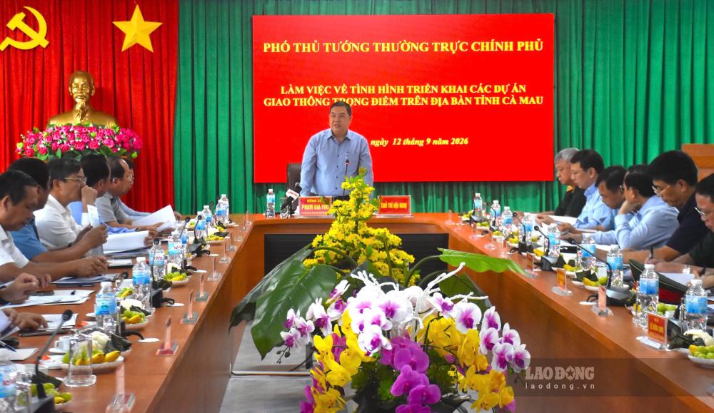 At a working session in Ca Mau on September 12 on key transport projects in the Mekong Delta, Politburo Member, Standing Deputy Prime Minister Pham Gia Tuc emphasized that it is absolutely necessary not to delay progress and to ensure the highest technical quality. Photo: Nhat Ho.