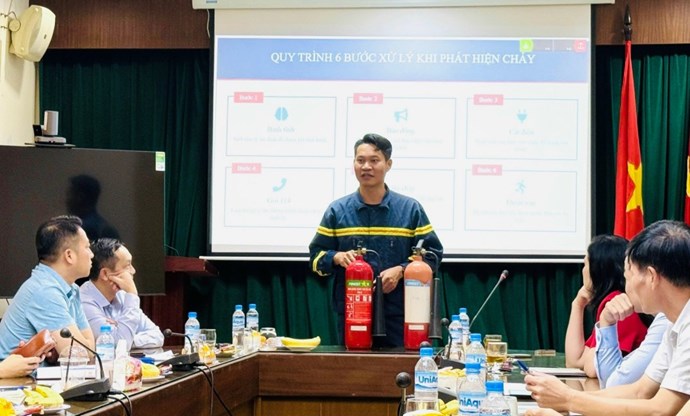 Công đoàn Công Thương Việt Nam tổ chức chương trình tập huấn công tác PCCC và CNCH cho cán bộ, nhân viên cơ quan. Ảnh: Hoàng Tuấn / Công đoàn Công Thương Việt Nam
