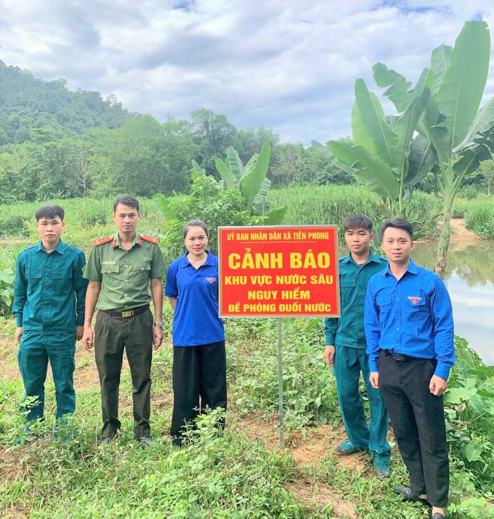 Cán bộ, đoàn viên thanh niên xã Tiền Phong (Nghệ An) cắm biển cảnh báo nguy hiểm tại khu vực nước sâu. Ảnh: UBND xã Tiền Phong chụp tháng 6.2026