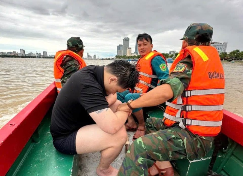 Da Nang soldiers promptly rescue drowning people on the Han River, near Thuan Phuoc bridge. Photo: Da Nang Military Command