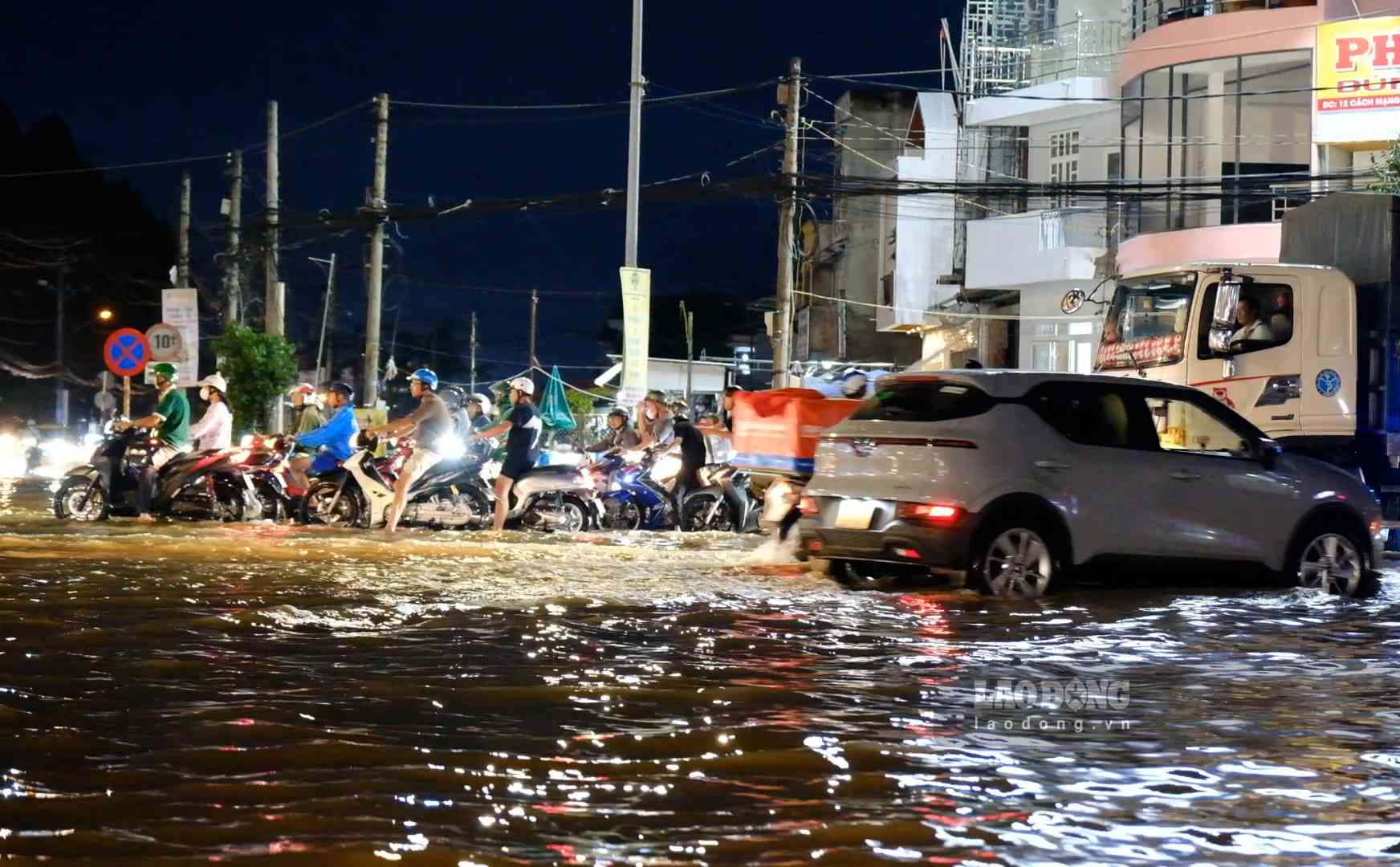 Nước ngập lênh láng tại ngã tư Cách mạng tháng Tám - Nguyễn Văn Cừ (TP Cần Thơ) vào tối 12.9. Ảnh: Mỹ Ly