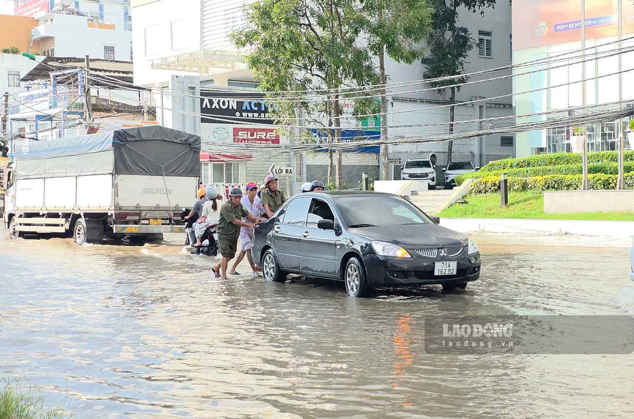 Nước ngập khiến các phương bị tắt máy. Ảnh: Mỹ Ly