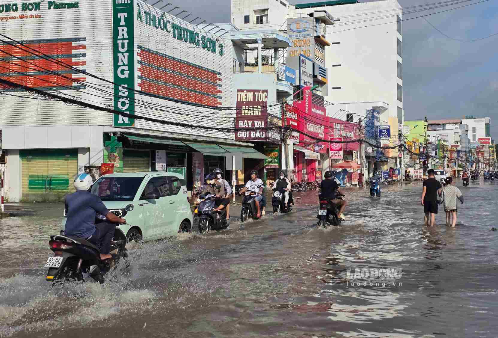 High tide in Can Tho exceeds alarm level 3, many roads deeply flooded on the weekend. Photo: My Ly (taken on the morning of September 13)