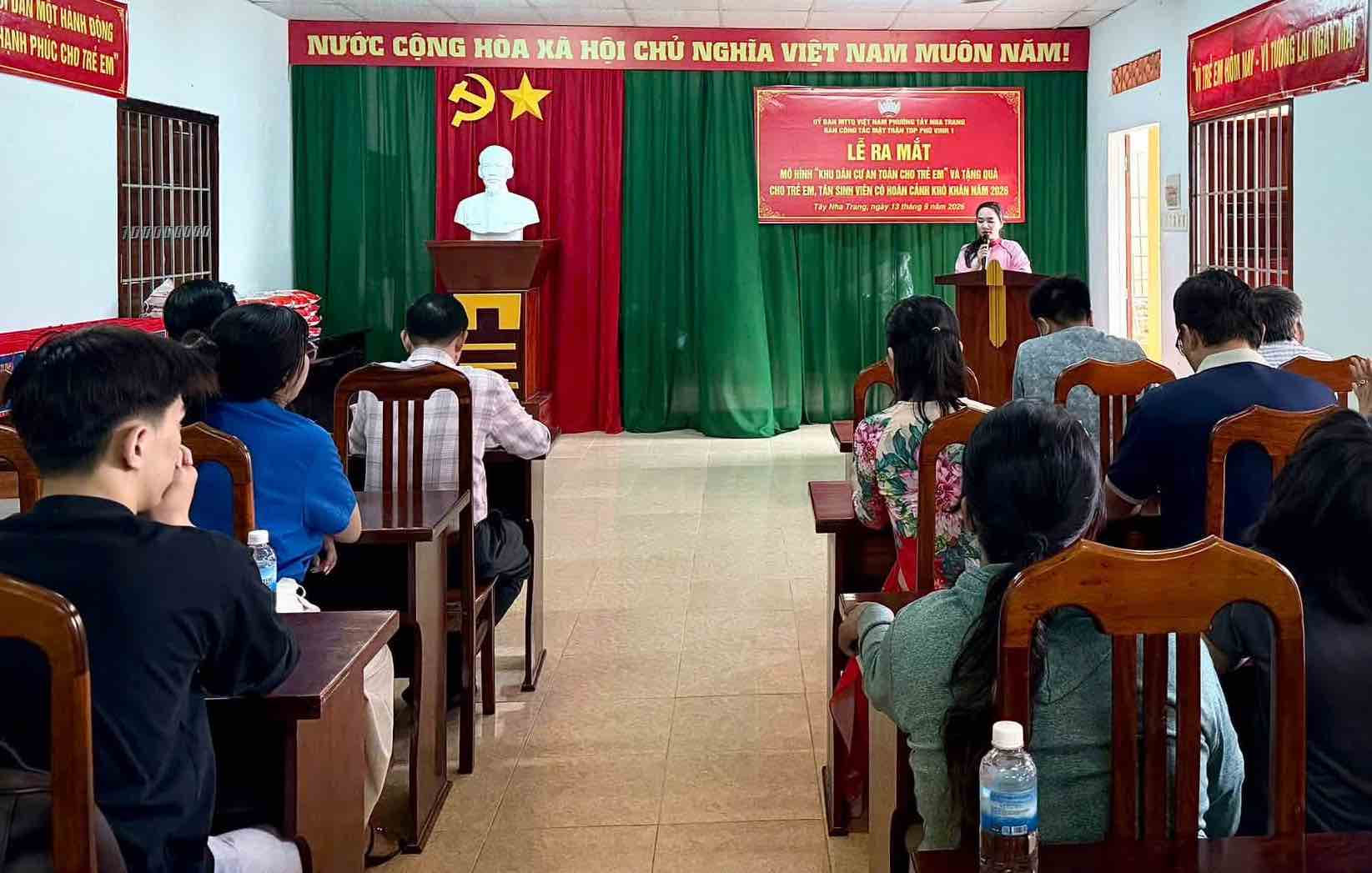 The Fatherland Front Committee of Phu Vinh 1 residential group opens the model "Safe residential area for children". Photo: Nha Trang Western Front