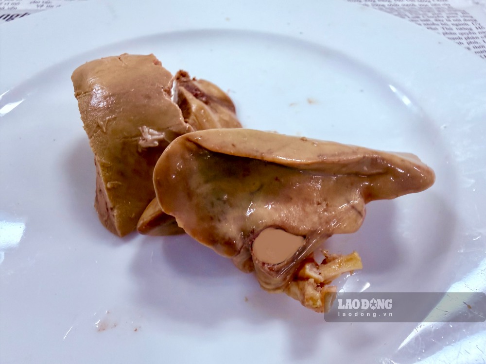 People with high uric acid or gout need to avoid eating animal organs because they contain high levels of purines. When the body absorbs and metabolizes purines, the final product is uric acid, leading to the risk of urate crystals accumulating in the joints and causing acute gout attacks. Photo: Tra My