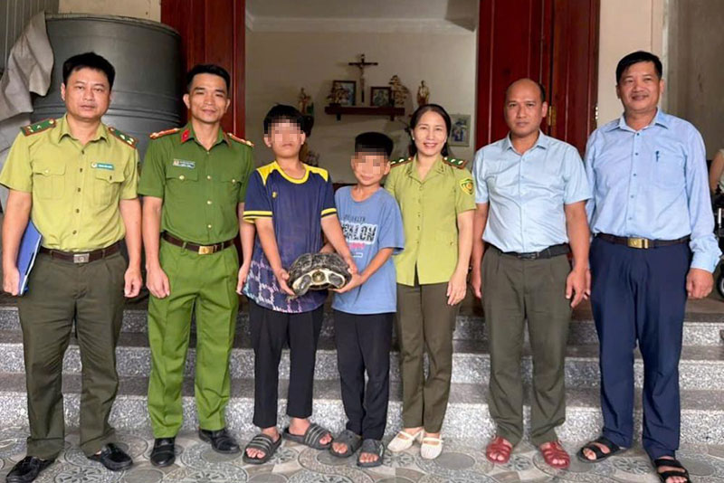 Hai học sinh giải cứu và bàn giao cá thể rùa Răng quý hiếm cho cơ quan chức năng. Ảnh: Cổng TTĐT Công an tỉnh Hà Tĩnh