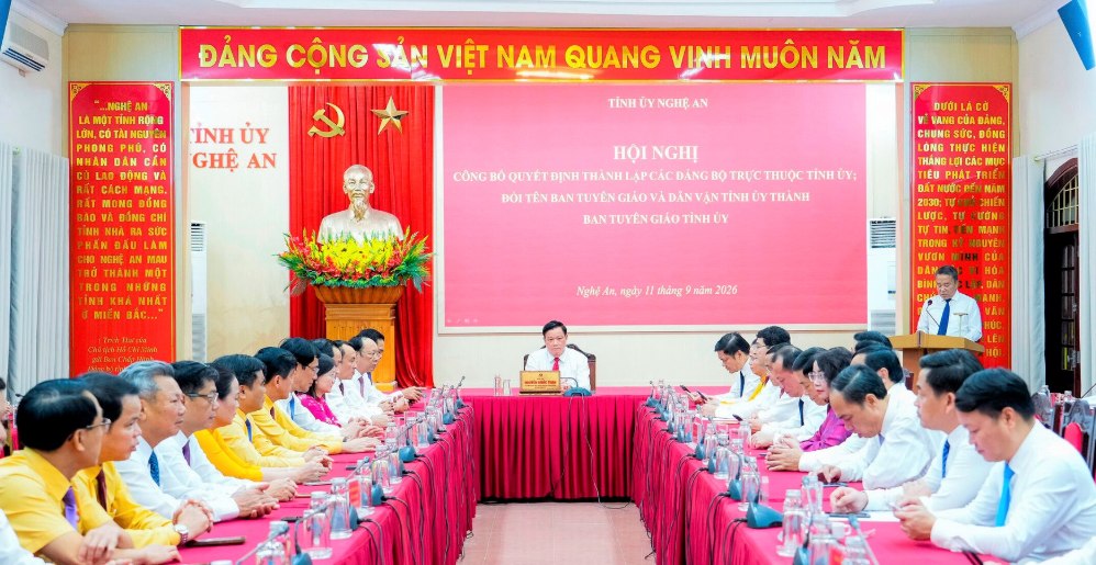Conference announcing the decision to establish Party committees directly under the Provincial Party Committee; renaming the Propaganda and Mass Mobilization Committee of the Provincial Party Committee to the Propaganda and Mass Mobilization Committee of the Nghe An Provincial Party Committee, September 11. Photo: Nghe An Provincial Party Committee