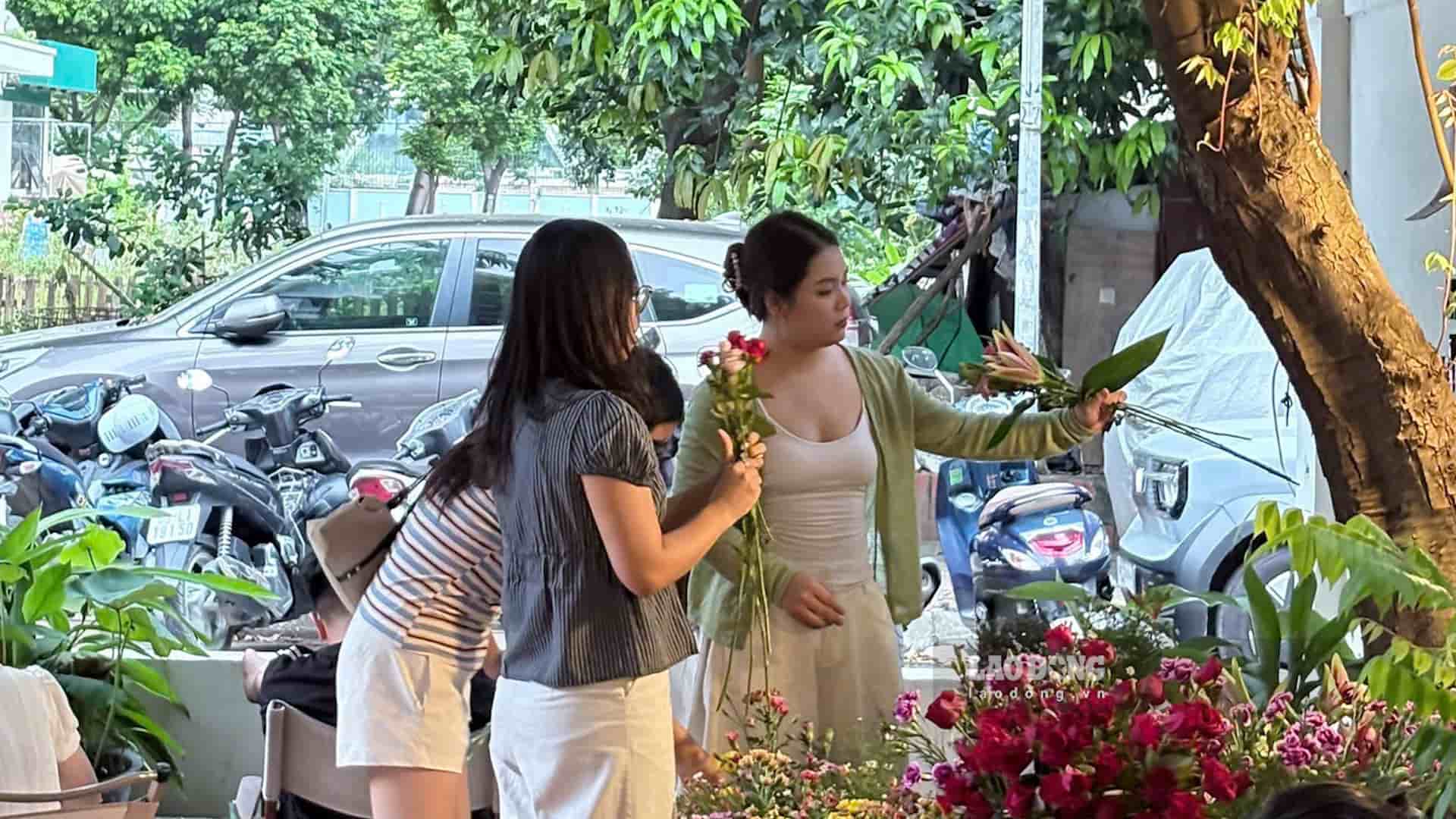 Từ những khung tre và hoa tươi, mỗi người có thể tạo nên một chiếc đèn mang màu sắc riêng. Ảnh: Nguyễn Trang