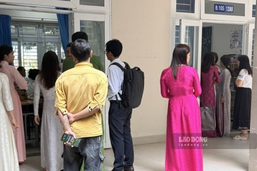 Phụ huynh được mời xuống một phòng học để trao đổi trưa 13.9, nhiều giáo viên chủ nhiệm đứng bên ngoài. Ảnh: Thành An