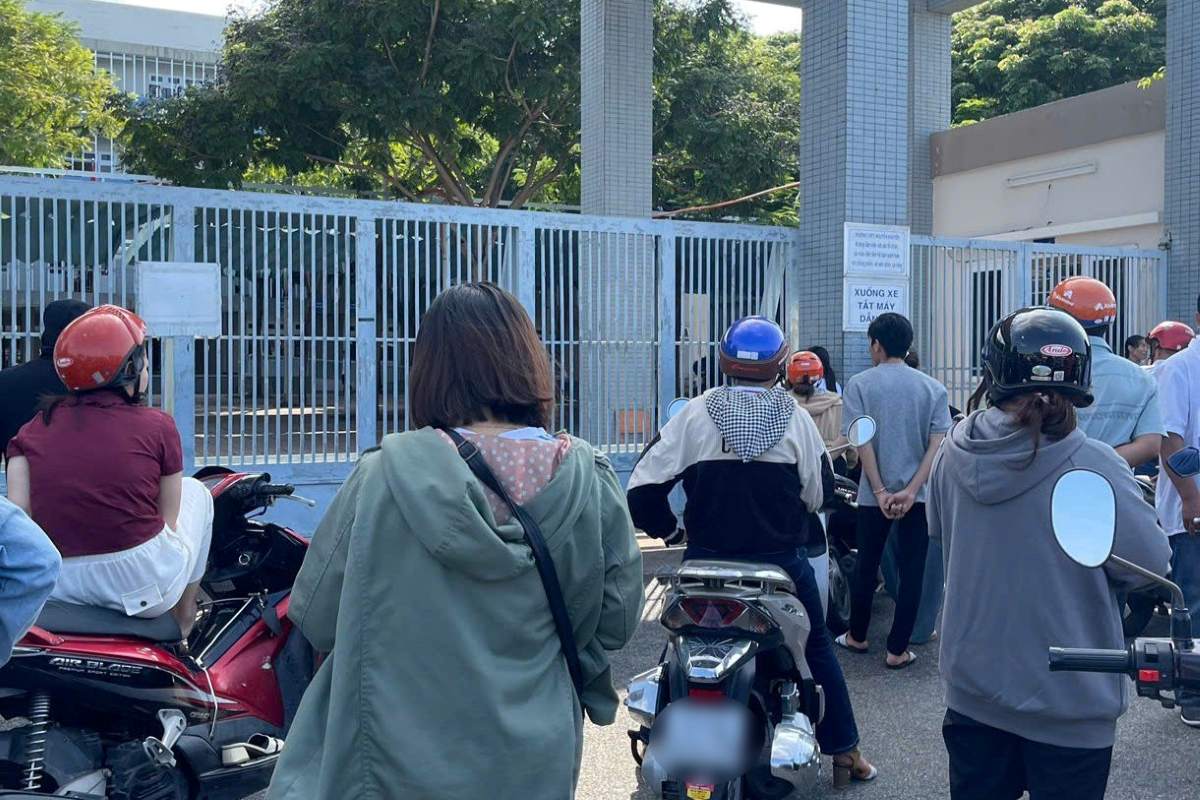 Dozens of parents of Nguyen Khuyen High School students were closed the gate and could not attend the meeting on the morning of September 13. Photo: Character provided