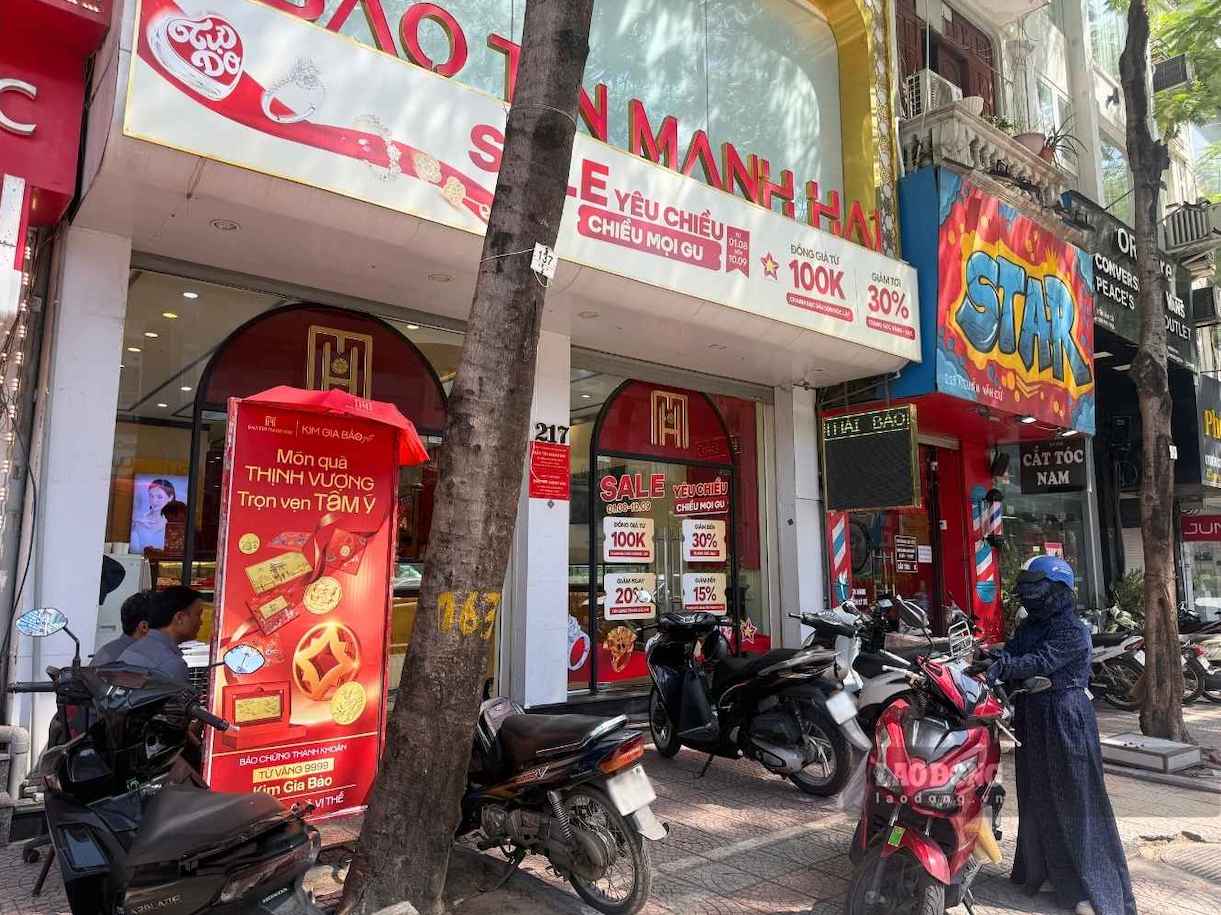 Khách hàng giao dịch tại một cửa hàng vàng ở Hà Nội ngày 13.9. Ảnh: Linh Đan