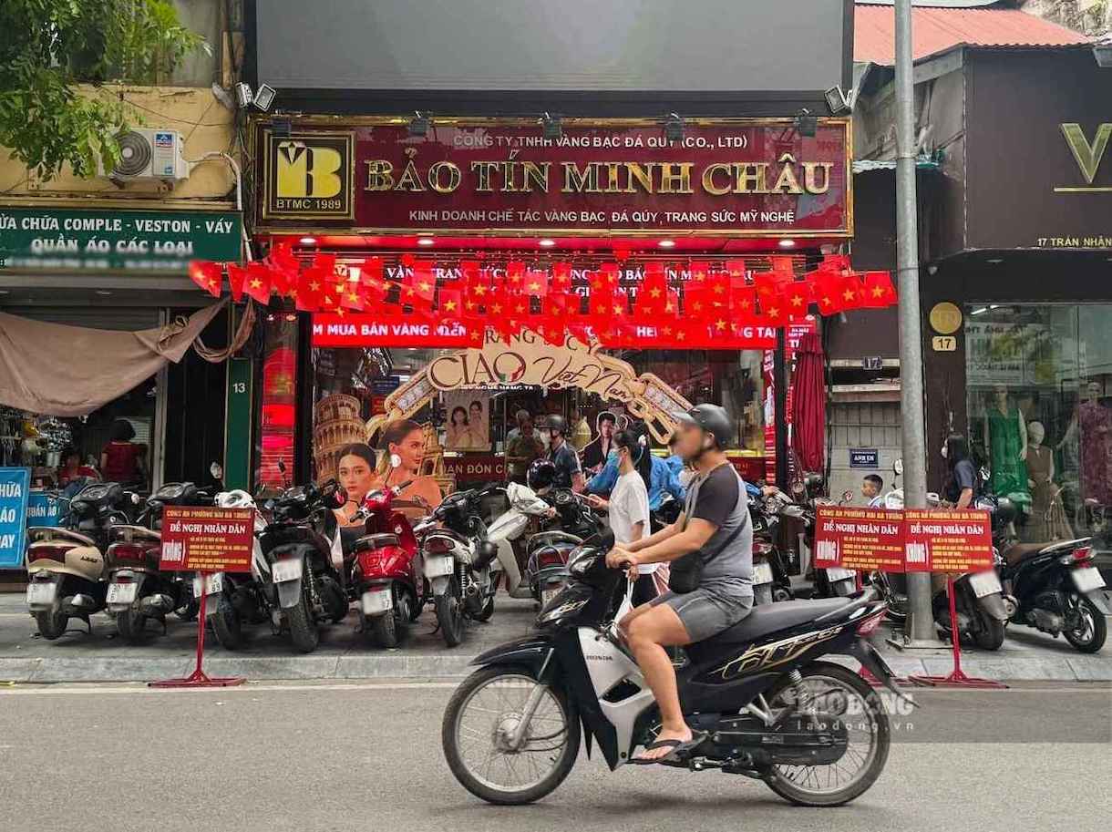 El 13 de septiembre, en algunas joyerías de Hanoi ya no hay escenas de hacer cola para comprar oro. Foto: Linh Dan