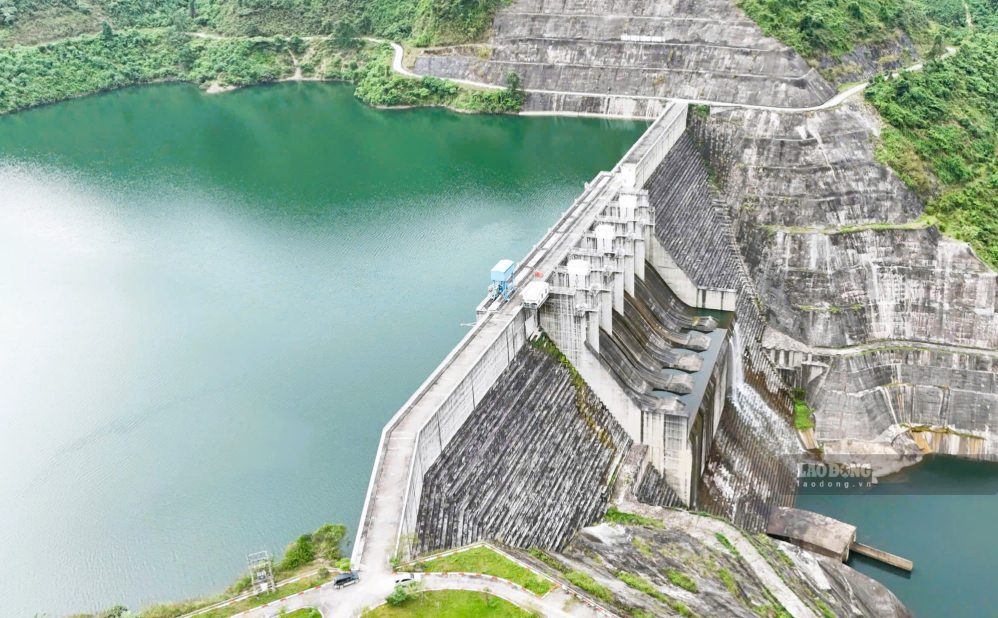 Heavy rain, 4 large hydropower reservoirs in Da Nang have not yet discharged water downstream. Pictured is Song Bung 4 hydropower reservoir. Photo: T.Nhan