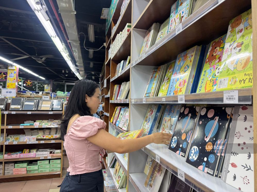 Phụ huynh tìm chọn sách cho con đầu năm học. Ảnh chụp ngày 13.9.2026. Ảnh: Khánh Linh