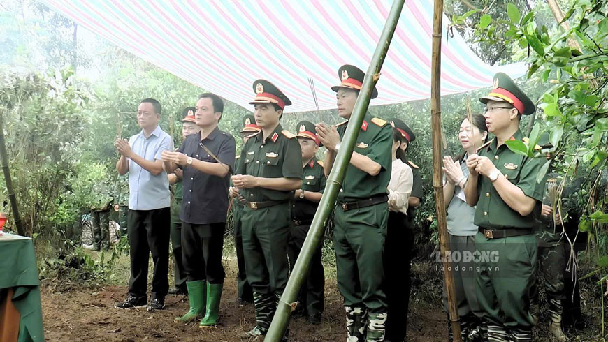 Dâng hương tưởng niệm các liệt sĩ hy sinh tại đồi Đá Vôi. Ảnh: Vi Tuấn 