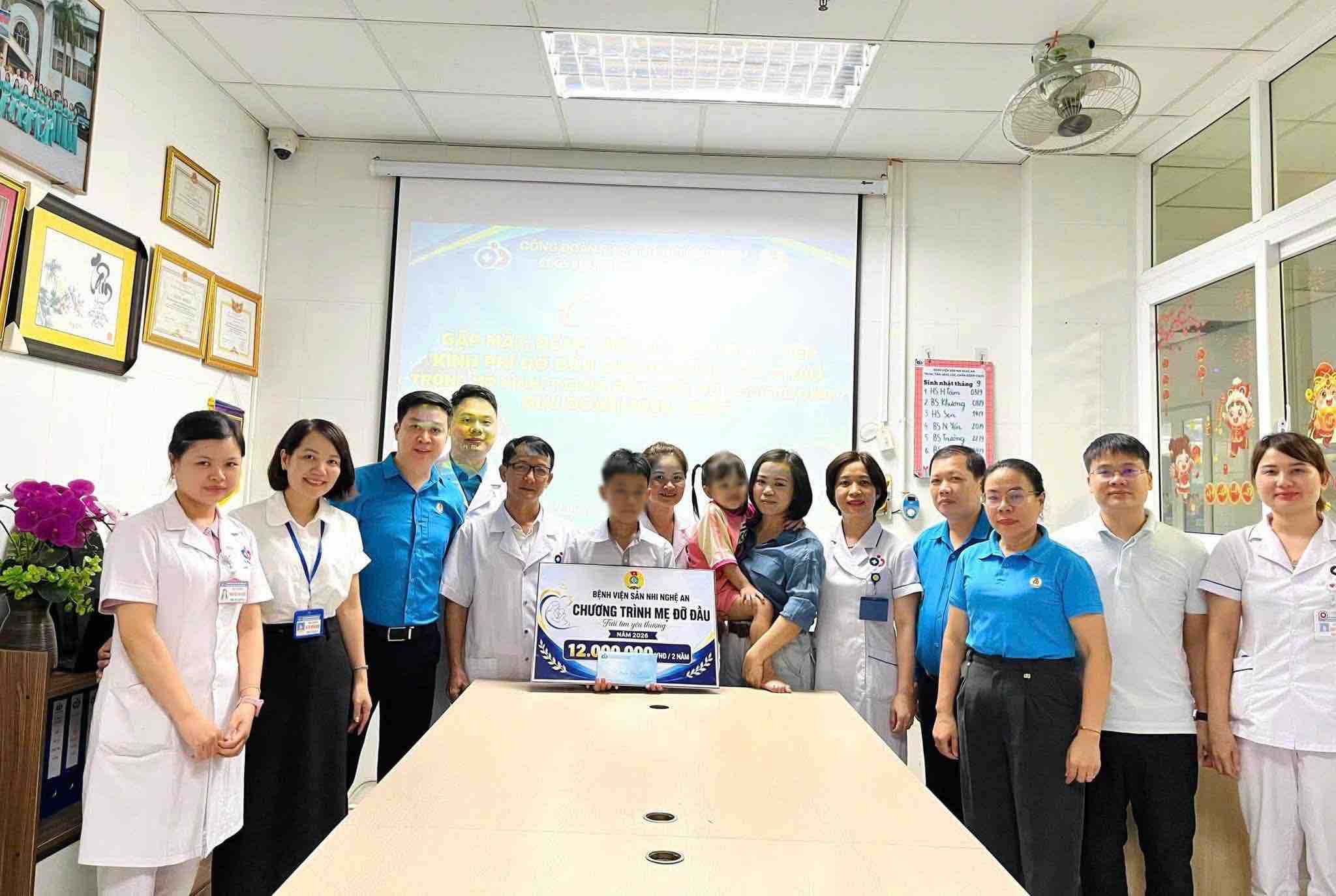 The Trade Union of Nghe An Obstetrics and Pediatrics Hospital sponsors children of union members in difficult circumstances. Photo: Nghe An Trade Union posted on September 12