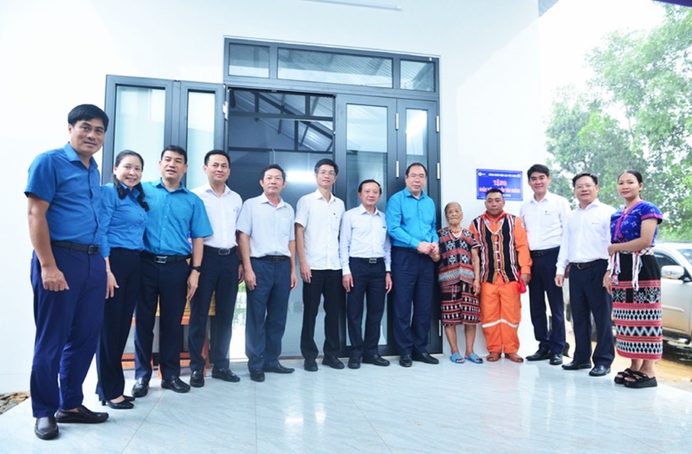 Vietnam Electricity Trade Union levels perform the inauguration ceremony and handover of houses to the family of Mr. Nguyen Van Nganh. Photo: Cam Nhi / Trade Union of Central Power Corporation
