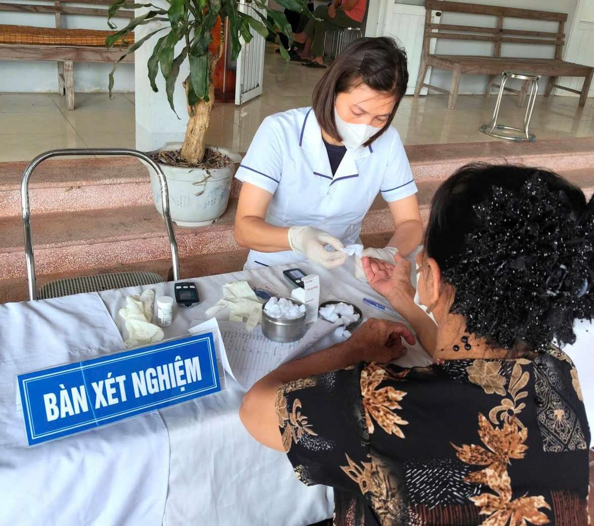 Population workers, if they belong to the case of medical professionals at commune-level health stations, are determined to have an allowance level of 70% or 80% depending on the area according to regulations. Pictured is a population worker at Yen The Health Station (Bac Ninh) doing tests for people. Photo: Provided by the character