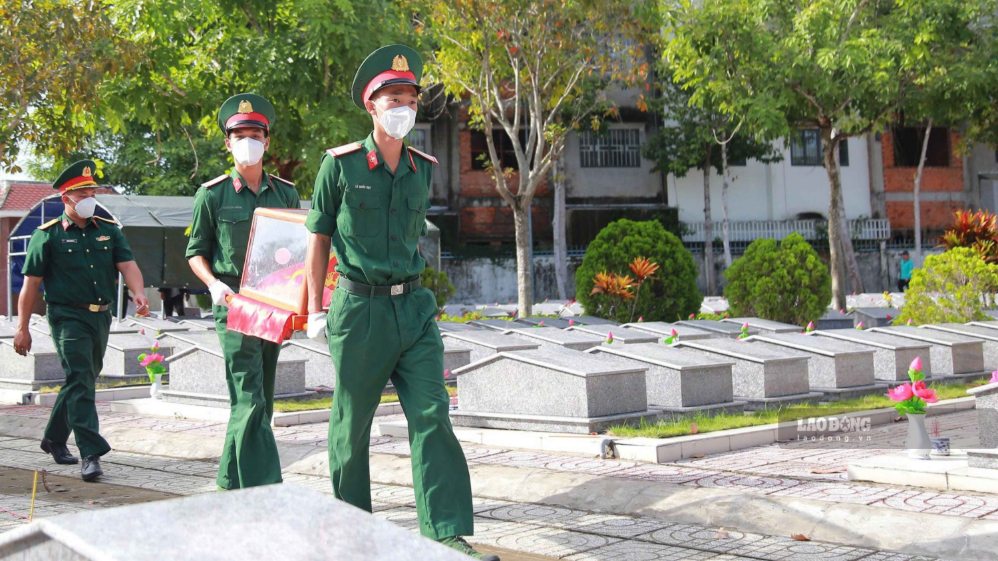 Professional forces take samples of remains of unidentified martyrs. Photo taken on July 7, 2026 at Binh Minh Martyrs' Cemetery. Photo: Hoang Loc