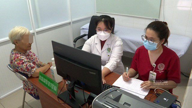 People currently receiving pensions do not have to carry out procedures to renew their health insurance cards and can use citizen identification cards/identity cards for medical examination, treatment and health insurance benefits. Photo: Nguyen Ly (taken in September 2025).