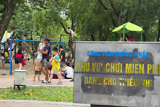 Khu vui chơi trẻ em miễn phí tại Công viên Thống Nhất thu hút đông trẻ nhỏ (Ảnh chụp ngày 13.9). Ảnh: Minh Châu