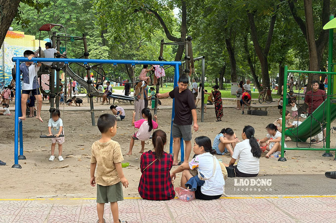 El parque es un destino elegido por muchas familias en los días de fin de semana frescos (Foto tomada el 13 de septiembre). Foto: Minh Châu