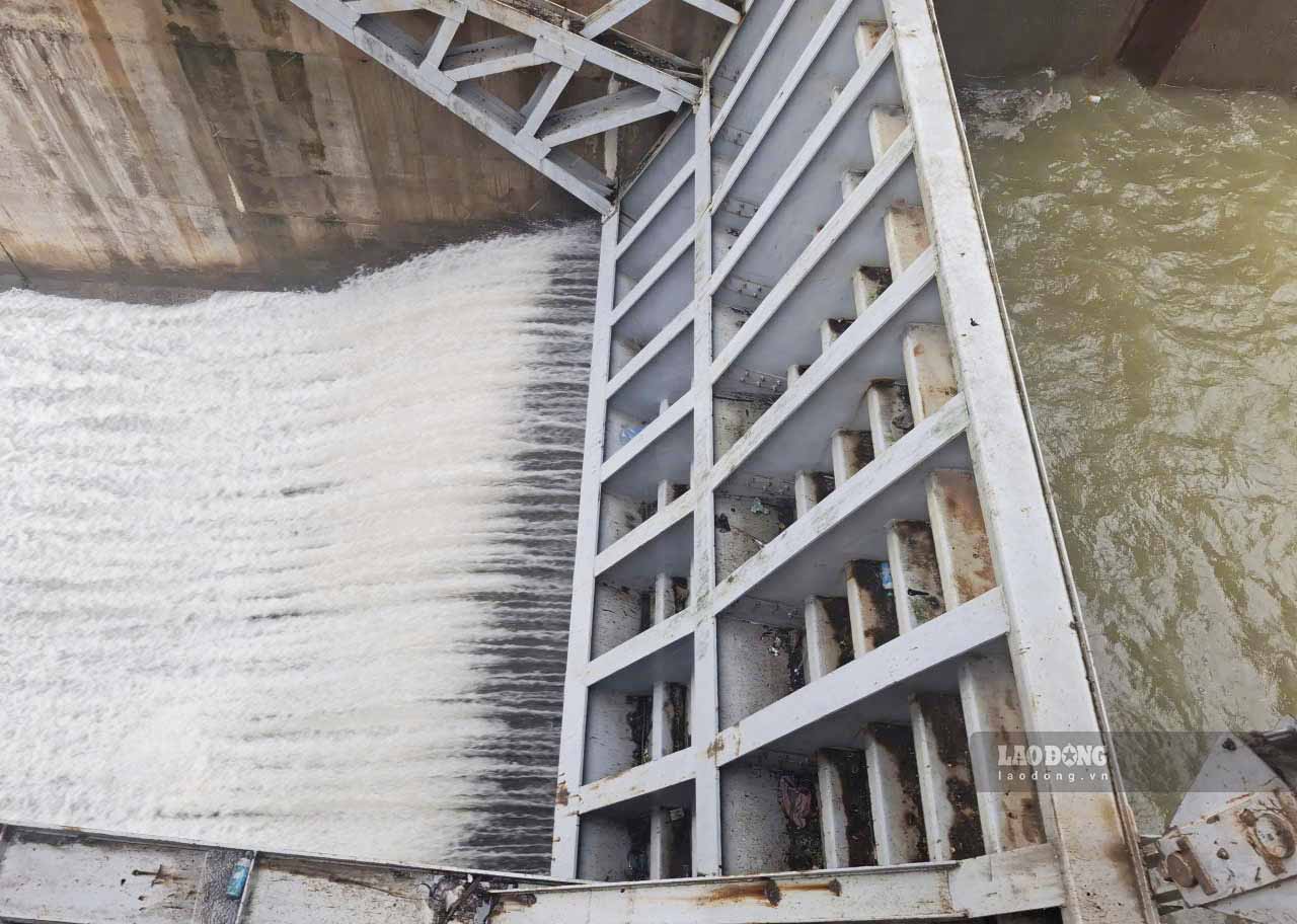 Mực nước trước và sau cửa xả ở hồ Bộc Nguyên. Ảnh Trần Tuấn chụp trưa 13.9