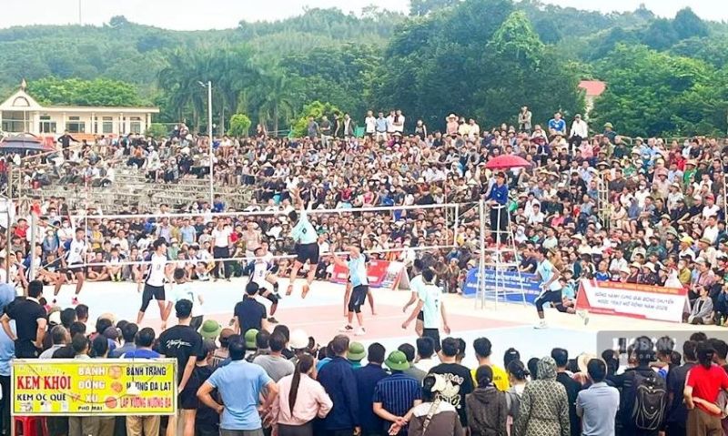 Miles de personas animan el Torneo Abierto de Voleibol de Ngọc Trạo en la mañana del 13 de septiembre de 2026. Foto: Quách Du