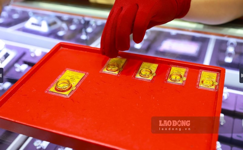 The buying - selling difference of domestic gold is being listed at a high level by businesses. Photo: Phan Anh