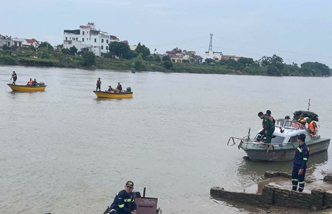 Functional forces and Rescue and Relief Team 116 are still actively searching for Major Tran Van T after his brave action of rushing into the river to save the person who jumped off the bridge. Photo: Rescue and Relief Team 116