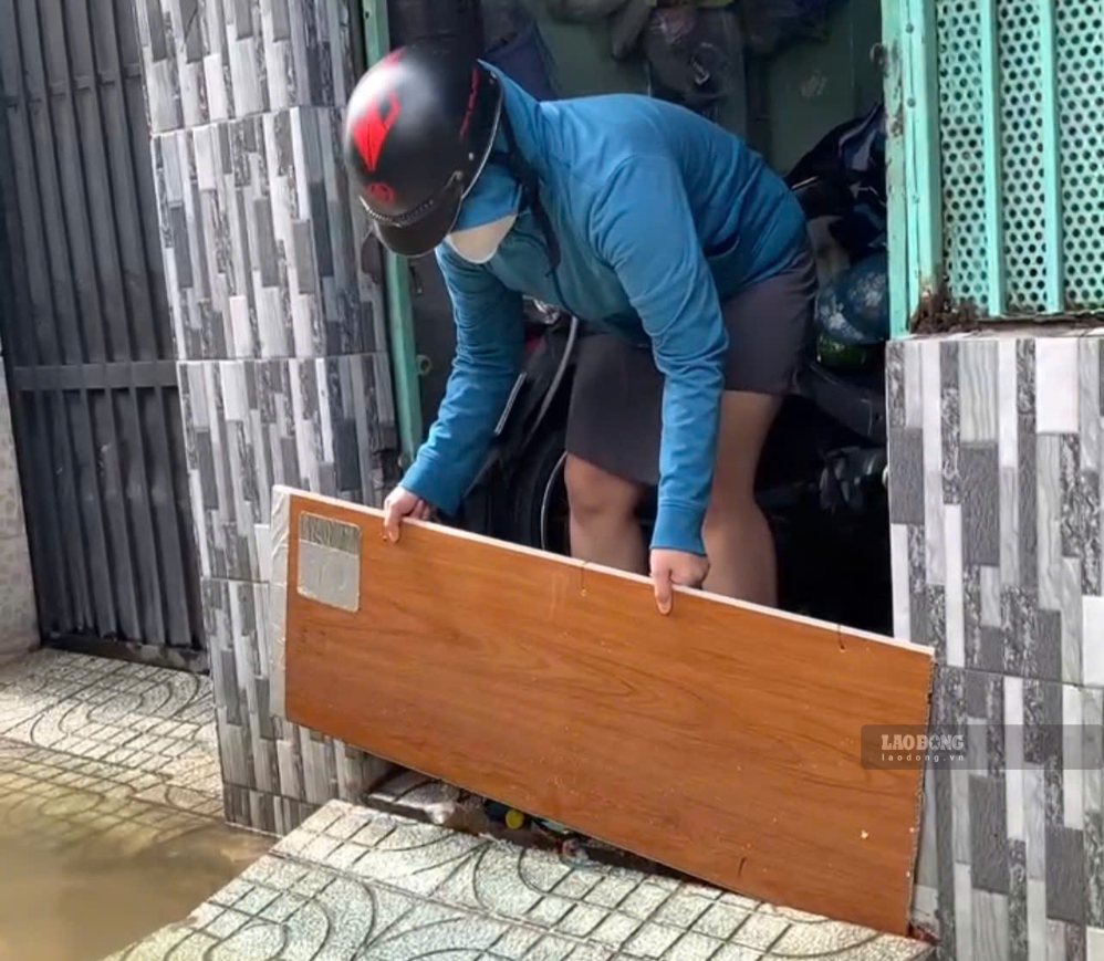 Solutions such as sandbags, shields and door curbs help limit rainwater and flooding into the house. Photo: Ha May